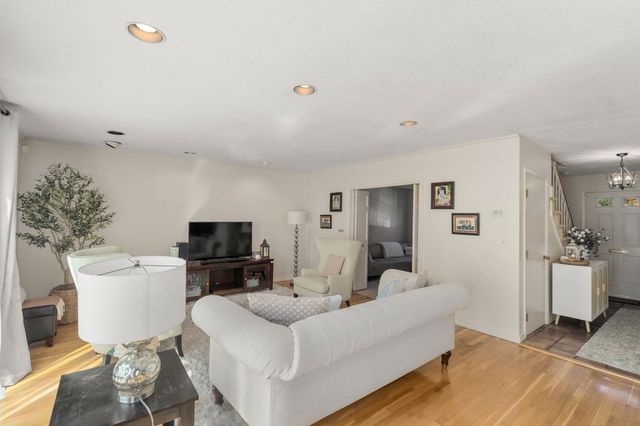 60 Hammond Pond Parkway 60, Brookline, MA 02467