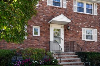 60 Hammond Pond Parkway 60, Brookline, MA 02467