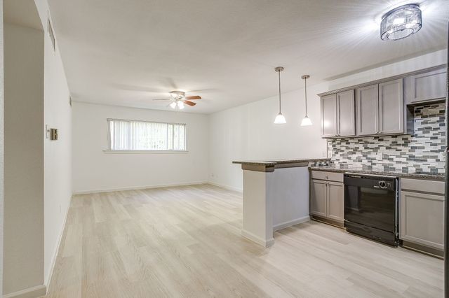 3870 Tulsa Way 16, Fort Worth, TX 76107