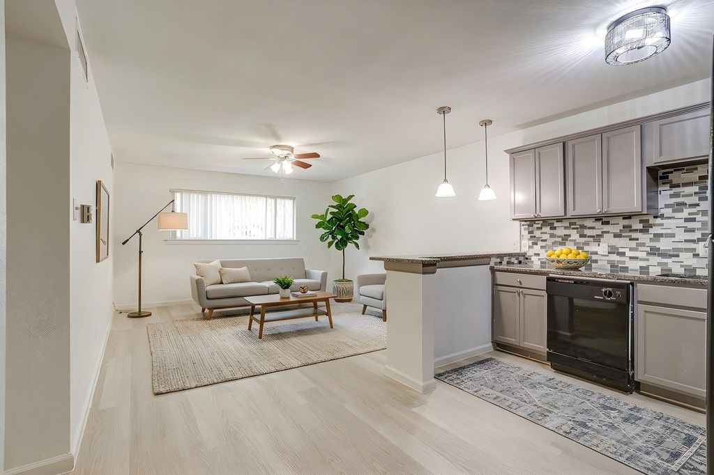 3870 Tulsa Way 16, Fort Worth, TX 76107