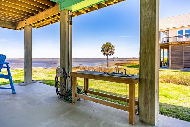 1040 N Gayle Street, Gilchrist, TX 77617