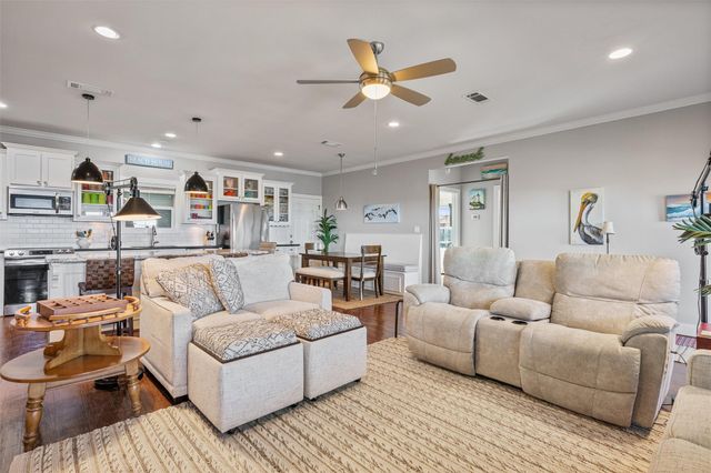 1040 N Gayle Street, Gilchrist, TX 77617