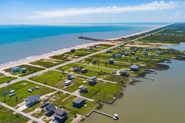 1040 N Gayle Street, Gilchrist, TX 77617