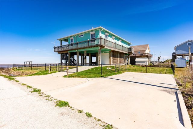 1040 N Gayle Street, Gilchrist, TX 77617