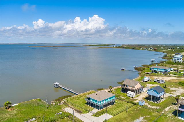 1040 N Gayle Street, Gilchrist, TX 77617