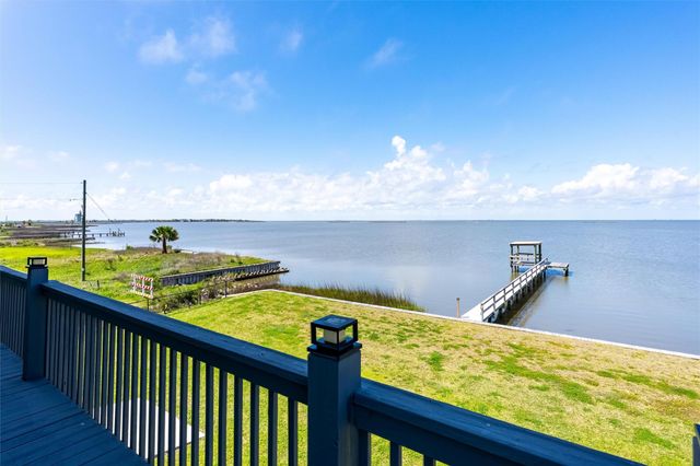 1040 N Gayle Street, Gilchrist, TX 77617