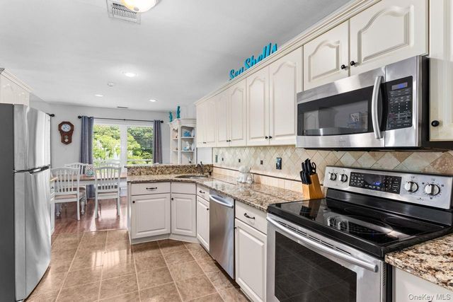 17 Lakeview Drive, Manorville, NY 11949