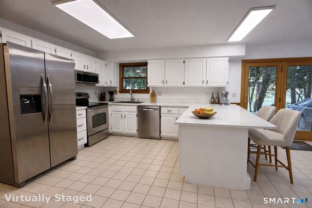 8 Phoebee Lane, Brookfield, CT 06804