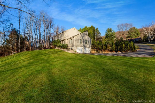 8 Phoebee Lane, Brookfield, CT 06804