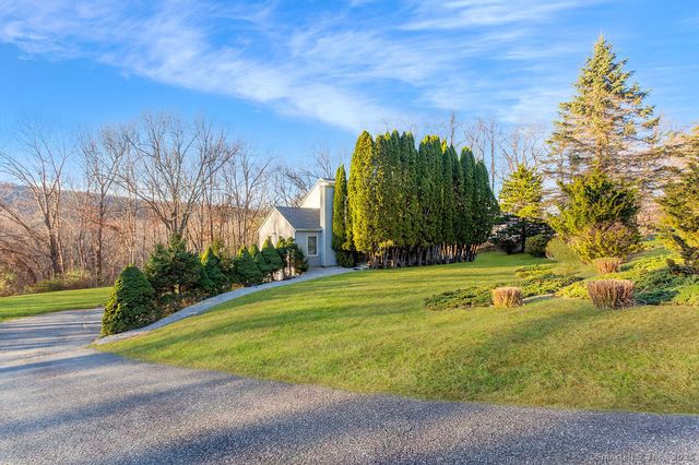 8 Phoebee Lane, Brookfield, CT 06804