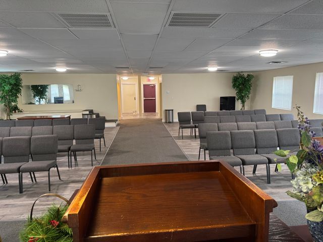 5455 S Wayne Road, Wayne City, MI 48184