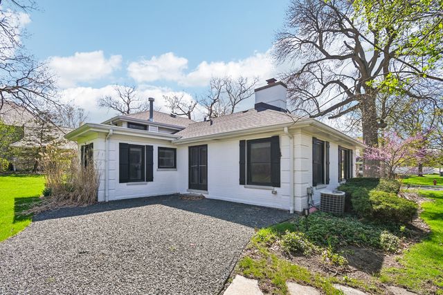 939 Westcliff Lane SE, Deerfield, IL 60015