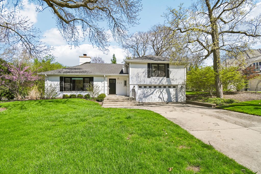 939 Westcliff Lane SE, Deerfield, IL 60015