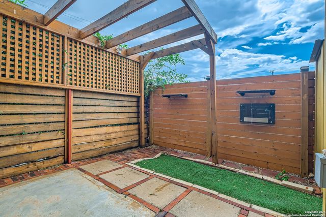 126 E MYRTLE ST, San Antonio, TX 78212
