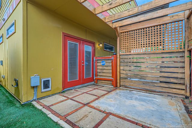 126 E MYRTLE ST, San Antonio, TX 78212