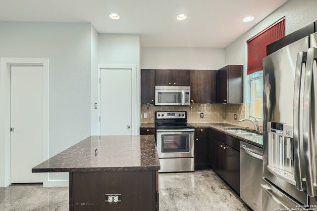 126 E MYRTLE ST, San Antonio, TX 78212