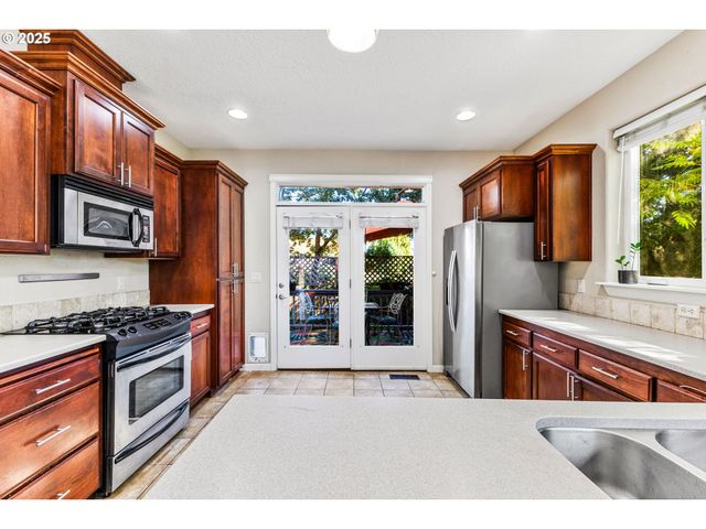 610 Nw HILLCREST Dr, Dallas, OR 97338