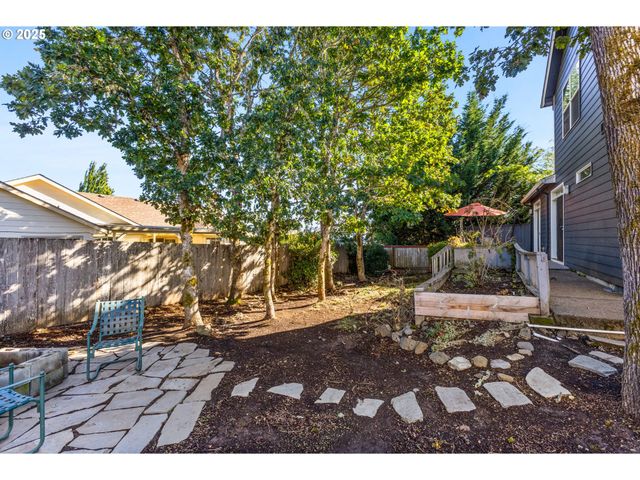 610 Nw HILLCREST Dr, Dallas, OR 97338