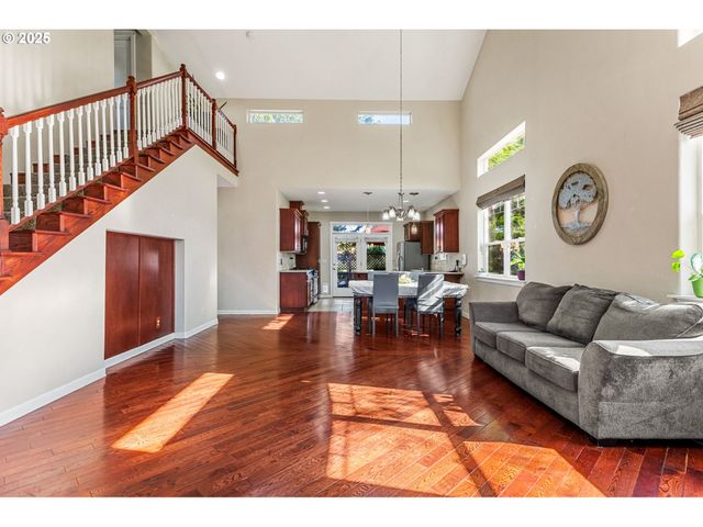 610 Nw HILLCREST Dr, Dallas, OR 97338