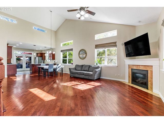 610 Nw HILLCREST Dr, Dallas, OR 97338