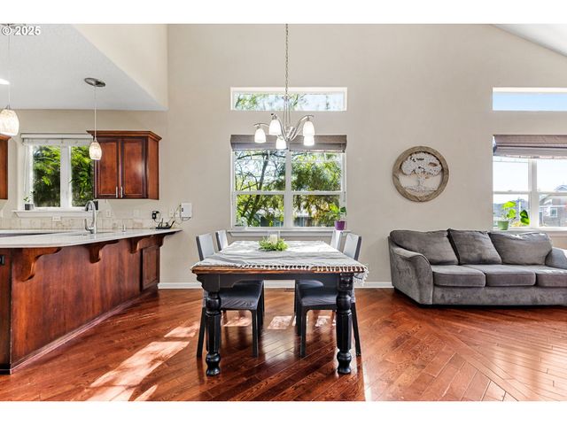 610 Nw HILLCREST Dr, Dallas, OR 97338