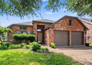 2759 Waterway Drive, Grand Prairie, TX 75054