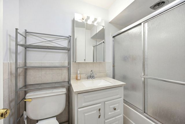 1105 Holiday Lane 15, Des Plaines, IL 60016