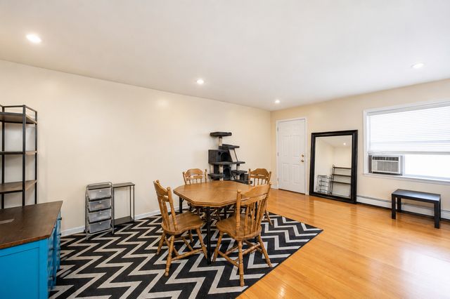 1105 Holiday Lane 15, Des Plaines, IL 60016