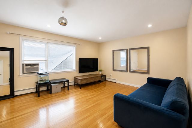 1105 Holiday Lane 15, Des Plaines, IL 60016
