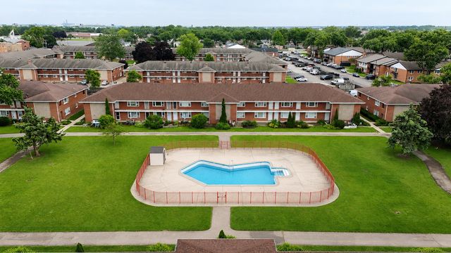 1105 Holiday Lane 15, Des Plaines, IL 60016