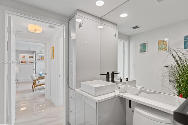 325 S Biscayne Boulevard 3421, Miami, FL 33131