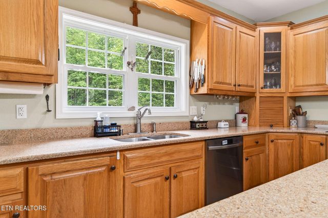 500 Cliff Park Rd, Monterey, TN 38574