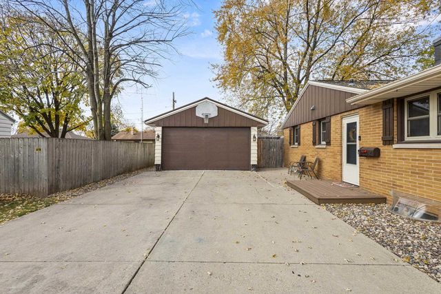 906 SILVER STREET, De Pere, WI 54115