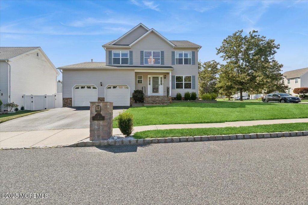 2 Higgins Court, Howell, NJ 07731