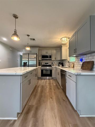 2725 E Railroad Street, Vidor, TX 77662