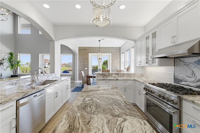 559 W Lago Loop Road, Port O'connor, TX 77982