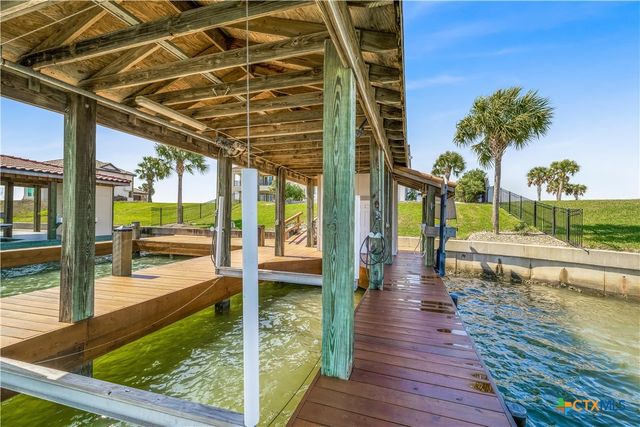 559 W Lago Loop Road, Port O'connor, TX 77982