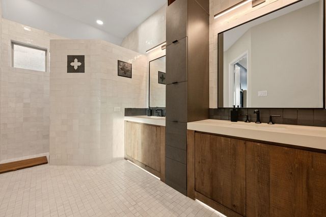 4518 Diamante DR, Spicewood, TX 78669