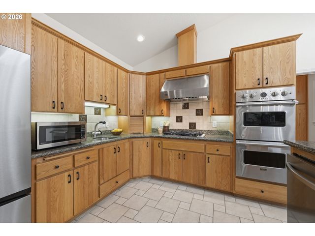 3083 SKYVIEW Ln, Eugene, OR 97405
