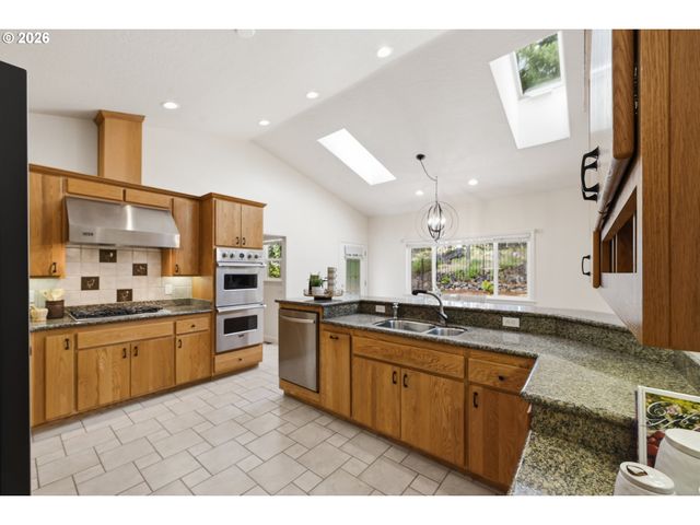 3083 SKYVIEW Ln, Eugene, OR 97405