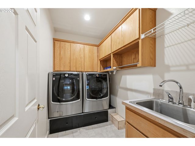3083 SKYVIEW Ln, Eugene, OR 97405