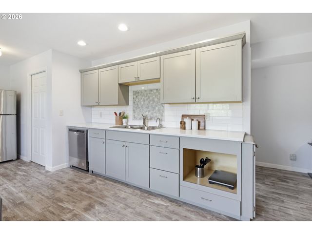 3083 SKYVIEW Ln, Eugene, OR 97405