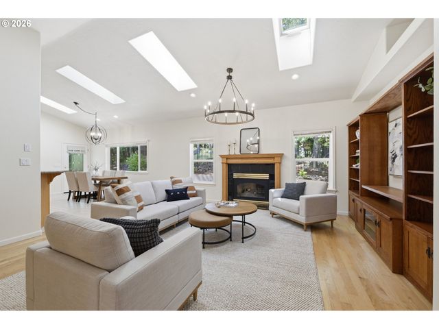 3083 SKYVIEW Ln, Eugene, OR 97405