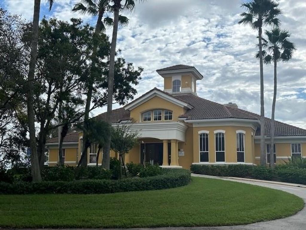 5060 Fairways Circle F207, Vero Beach, FL 32967