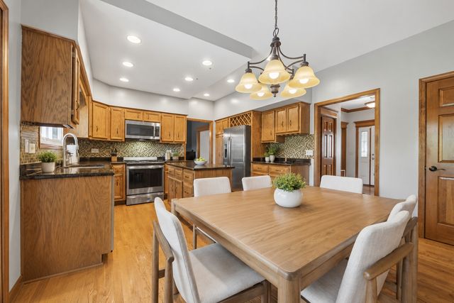 2541 Cheshire Drive, Aurora, IL 60504