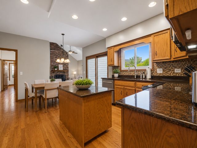 2541 Cheshire Drive, Aurora, IL 60504