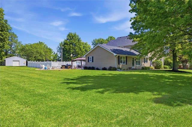 20189 167th Street, Basehor, KS 66007