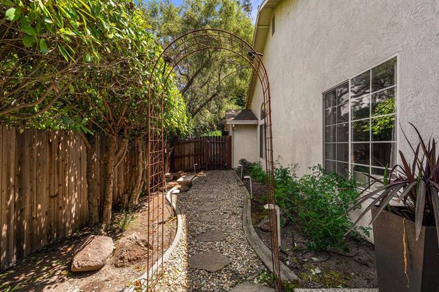 2460 Stabler Ln, Yuba City, CA 95993