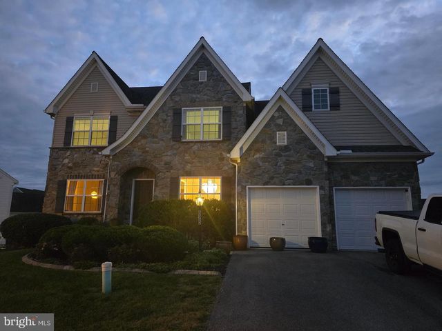 625 WARMINSTER LN, Lititz, PA 17543