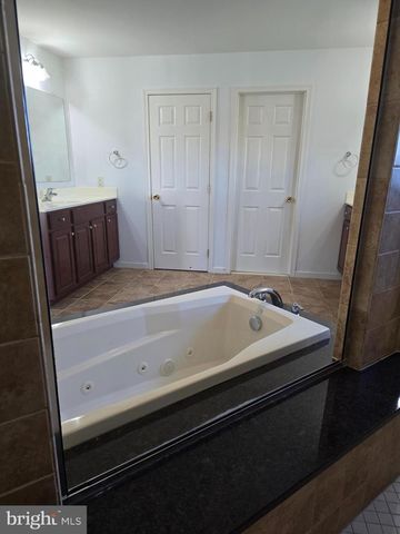 625 WARMINSTER LN, Lititz, PA 17543